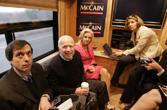 A2007年4月參議員麥凱恩在宣佈參加總統競選後，同他的夫人和工作人員乘坐競選車從樸次茅斯前往新罕布什爾州康科德。