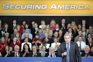 2006年2月，布什總統在佛羅里達州坦帕港就全球反恐之戰發表講話。
