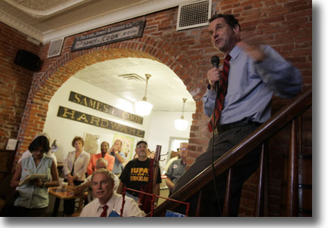 參議院候選人布朗2006年8月在俄亥俄州茫特吉利阿德競選期間，在一個咖啡店向選民發表講話。