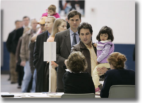 在2006年11月7日舉行的中期選舉中，弗吉尼亞州亞歷山德拉市的選民在排隊投票。