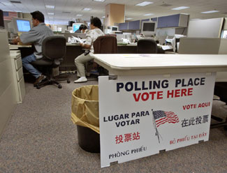 加利福尼亞聖何塞市按照聯邦《投票權利法》，將投票站的標誌用英文、西班牙文、中文和越南文書寫。