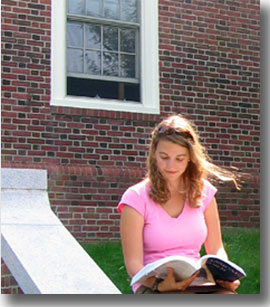 來自北卡羅來納州夏洛特城第一次參加投票的喬安娜·菲捨爾在大學宿舍外看書。