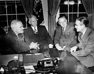 馬歇爾計畫的策劃者1948年11月在
白宮討論歐洲重建工作的進展