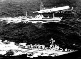 美國海軍驅逐艦在大西洋上檢查俄
羅斯運輸艦