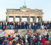 來自
東、西德的德國人站在柏林牆勃蘭登堡門前