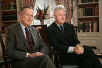 前
總統老布希(左)和克林頓總統2005年在白宮。