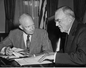 艾森豪總統(左)與國務卿杜勒斯