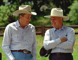 前美國總統雷根(左)和前蘇聯總
統戈巴契夫