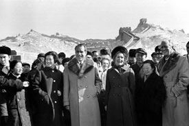 尼克森總統(中)和夫人派特在北京附
近遊覽長城
