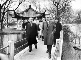 尼克森總統(右)和夫人(中間靠後)與
中國總理周恩來