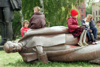 學童在被推倒的前蘇聯領導人史達林塑像上休息