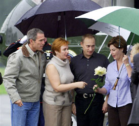 俄羅斯總統普京偕夫人柳德米拉·普
京(中)於2001年11月14日抵達位於德克薩斯州克勞福德的布希牧場，受到布希總統
和夫人蘿拉歡迎。 