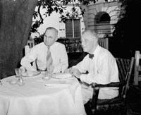 1944年，
羅斯福總統(右)在白宮與副總統杜魯門會晤。