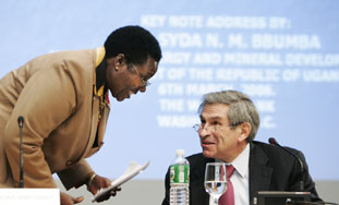 世界
銀行行長沃爾福維茨和烏干達能源部長布姆巴