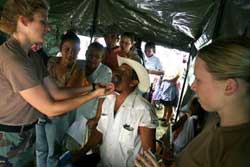 一位尼加拉瓜農民在接受治療