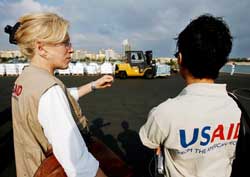 美國國際開發署(USAID)官員2006年7月29日在監督將人道援助物資運往黎巴嫩貝魯特。這批物資包括20000條毯子、2000張帆布和每箱一噸重的7箱醫療用品，可滿足10萬人3個月的需求。