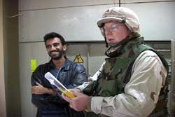 美國陸軍工程兵(Army Corps of Engineers)人員和在伊拉克執行任務的承包商討論伊拉克迪瓦尼耶(Ad Diwaniyah)母嬰醫院的供電情況。