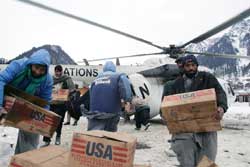 克什米爾人在巴基斯坦沙達村從聯
合國直升飛機上卸下美國捐助的救災物資