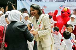 美國國務卿賴斯(Condoleezza Rice)在印度尼西亞雅加達的一所伊斯蘭學校與教師交談。印度尼西亞是世界上穆斯林人口最多的國家，賴斯的訪問表明了美國對這個新興民主國家及其反恐努力的支持。
