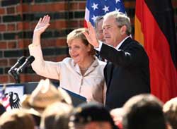 美國總統喬治·布什(George W. Bush)2006年7月抵達德國施特拉爾松德(Stralsund)訪問，與德國總理默克爾(Angela Merkel)向歡迎群眾揮手致意。