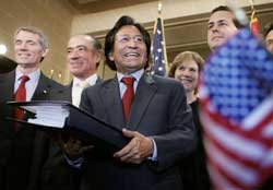 美國和秘魯2006年4月在設在華盛頓特區的美洲國家組織(OAS)簽署美秘貿易協議。圖為參加簽署儀式的官員們合影留念(從左至右)：美國貿易代表波特曼(Robert Portman)、秘魯生產部長勒穆爾(David Lemor)、秘魯總統托萊多(Alejandro Toledo)、美國副貿易代表施瓦布(Susan Schwab)、秘魯外貿部長阿爾弗雷多·費雷羅(Alfredo Ferrero Diez Canseco)。
