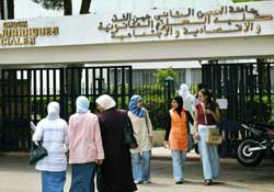 學生們走過摩洛哥卡薩布蘭卡(Casablanca)哈桑二世安敘克大學(Hassan II Ain Chock University)的入口。