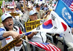 韓國退伍軍人2006年8月舉行遊行活
動﹐支持加強美韓聯盟。