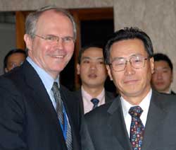 美國助理國務卿克裡斯托弗
·希爾與中國外交部副部長武大偉