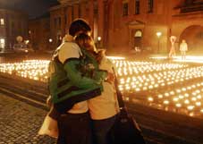 在世界艾滋病日，丹麥哥本哈根市的一對男女站在為紀念艾滋病受害者而點燃的2000根蠟燭的燭光場前