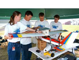1) 亞利桑那大學工程專業的學生正在製作獲獎的自動控制飛機；2) 冰球是明尼蘇達大學的
多種體育項目之一。