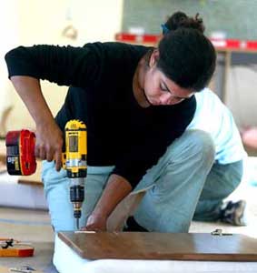 馬裡蘭大學學生在太陽能十
項全能競賽中設計建造節能房屋