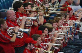 佐治亞大學樂隊為籃球賽烘
托氣氛