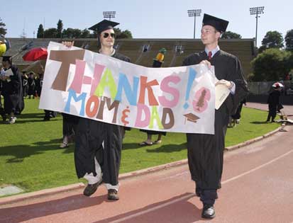 畢業班學生讓父母知道他們感謝父母為他們的大學教育付出的代價。