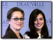 演員斯特裡普(左)與海瑟薇在法國多維爾市出席《時尚女魔頭》首映式