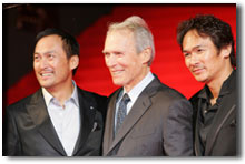 導演伊斯特伍德與日本演員渡邊謙 (左)和伊原剛志出席在東京舉行的《硫磺島家書》全球首映式