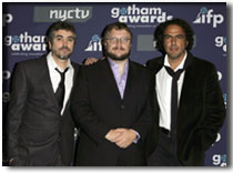 (從左至右)墨西哥電影導演阿方索·卡隆、吉爾勒莫·德爾-托羅與阿加多·岡薩雷斯·伊納裡多在紐約出席哥譚獎(Gotham Awards)儀式。