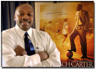 高中籃球教練卡特站在電影海報前。這部2005年的電影敘述了他的生平故事。傑克遜在影片中飾卡特教練。
