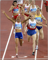 英國選手霍姆斯在雅典奧運會上贏得女子1500米金牌