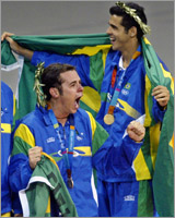 巴西男排慶祝在雅典奧運會上奪冠