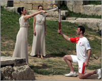一名女演員扮演的希臘女祭司把奧運火炬傳給一名男運動員