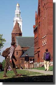 佛蒙特大學校園。根據2006年版的《卡普蘭－新聞週刊大學指南》，位於佛蒙特州伯靈頓的佛蒙特大學是最受歡迎的25個院校之一。 