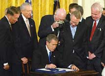 布什總統簽署反恐法案