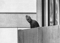 阿拉伯突擊隊組織1972年在德國慕尼黑夏季奧運會期間殺害
以色列運動員。圖為該組織一名成員站在以色列人質被扣押的奧運村建築物的陽台上。