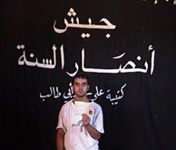 2004年8月，遜尼派信徒軍(Ansar Al-Sunna Army)稱這名人質
是在伊拉克被綁架的12名尼泊爾工人中的一名。