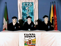 這三個坐在埃塔(ETA)旗幟前方、頭戴巴斯克貝雷帽的身份不
明人士在2006年的電視錄像中露面。謀求脫離西班牙的埃塔(巴斯克民族自由組織)被定為
恐怖主義組織。