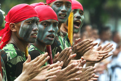 2006年在雅加達市外舉行的一次反恐演習期間印度尼西亞政
府軍突擊隊為戰友喝彩。包括印尼部隊在內的□
'5c多國家的軍隊參加了國際反恐之戰。