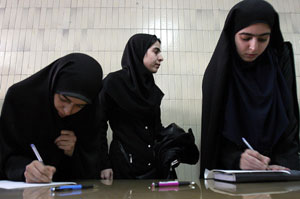 2006年2月，伊朗女學生在填寫登記表，表明她們願意執行
自殺性襲擊任務。