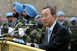 2006年以色列和真主黨之間的戰爭結束後，多國部隊對停火
進行監督，這是最近國際社會合作處理21世紀發生的新衝突的一個例子。圖為聯合國秘
書長潘基文(Ban Ki-moon)向參加這項工作的30個國家的部隊致謝。