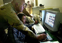 美國國民警衛隊隊員在巴格達西部的重大案件刑偵隊辦公室
與伊拉克警察一起工作。