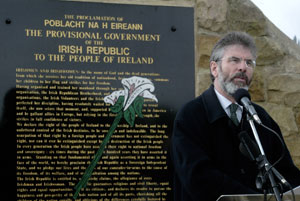 2006年4月，(北愛爾蘭)新芬黨(Sinn Fein)主席格裡·亞當斯
(Gerry Adams)在反英國活動90週年的紀念儀式上講話。